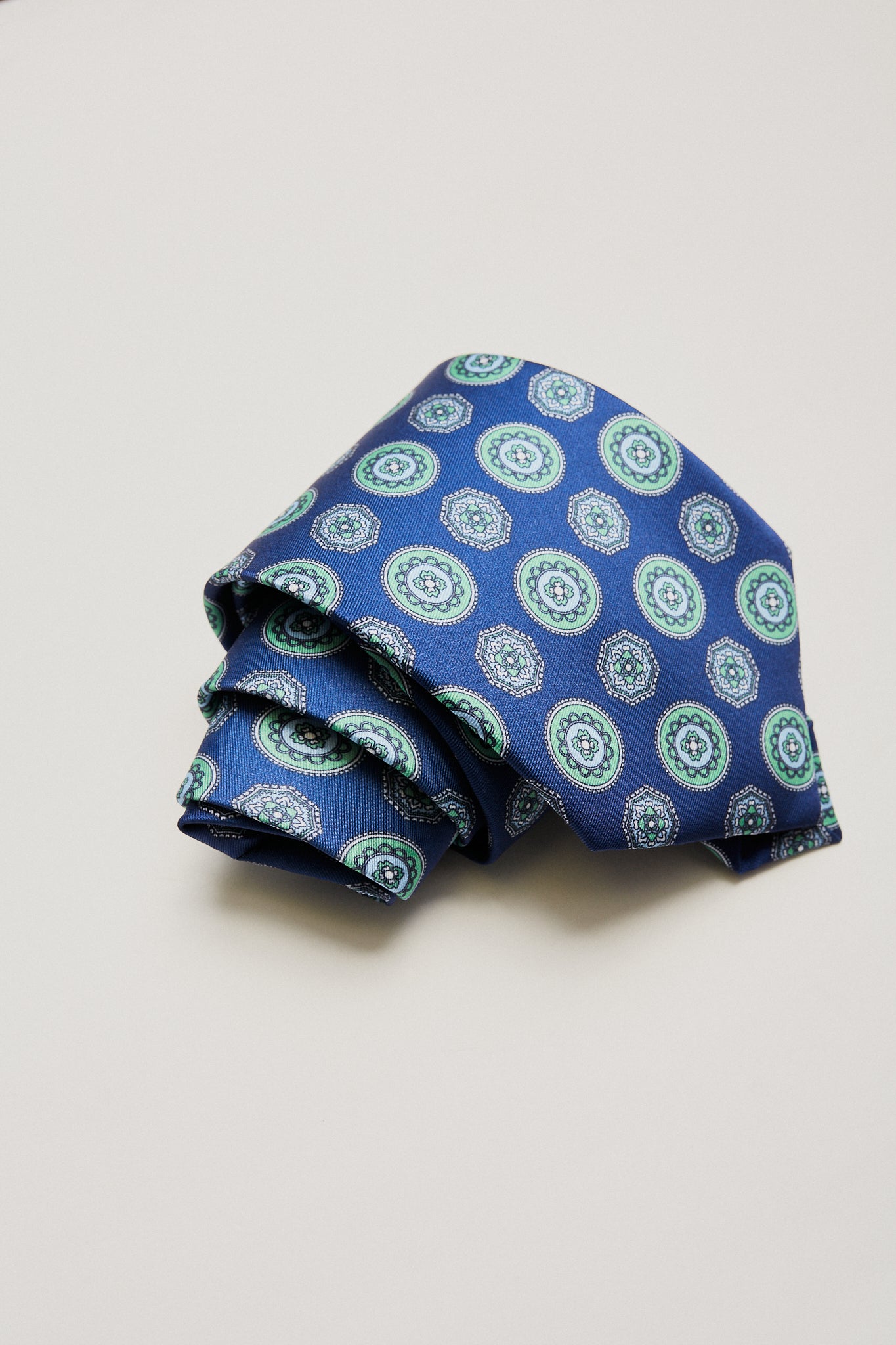 Corbata azul medio rosetas