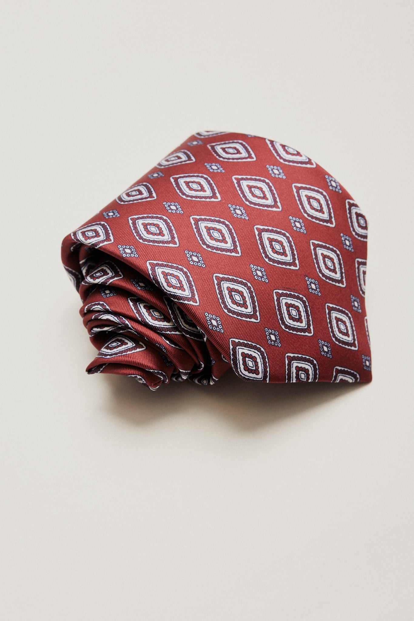 Corbata burdeos rombos