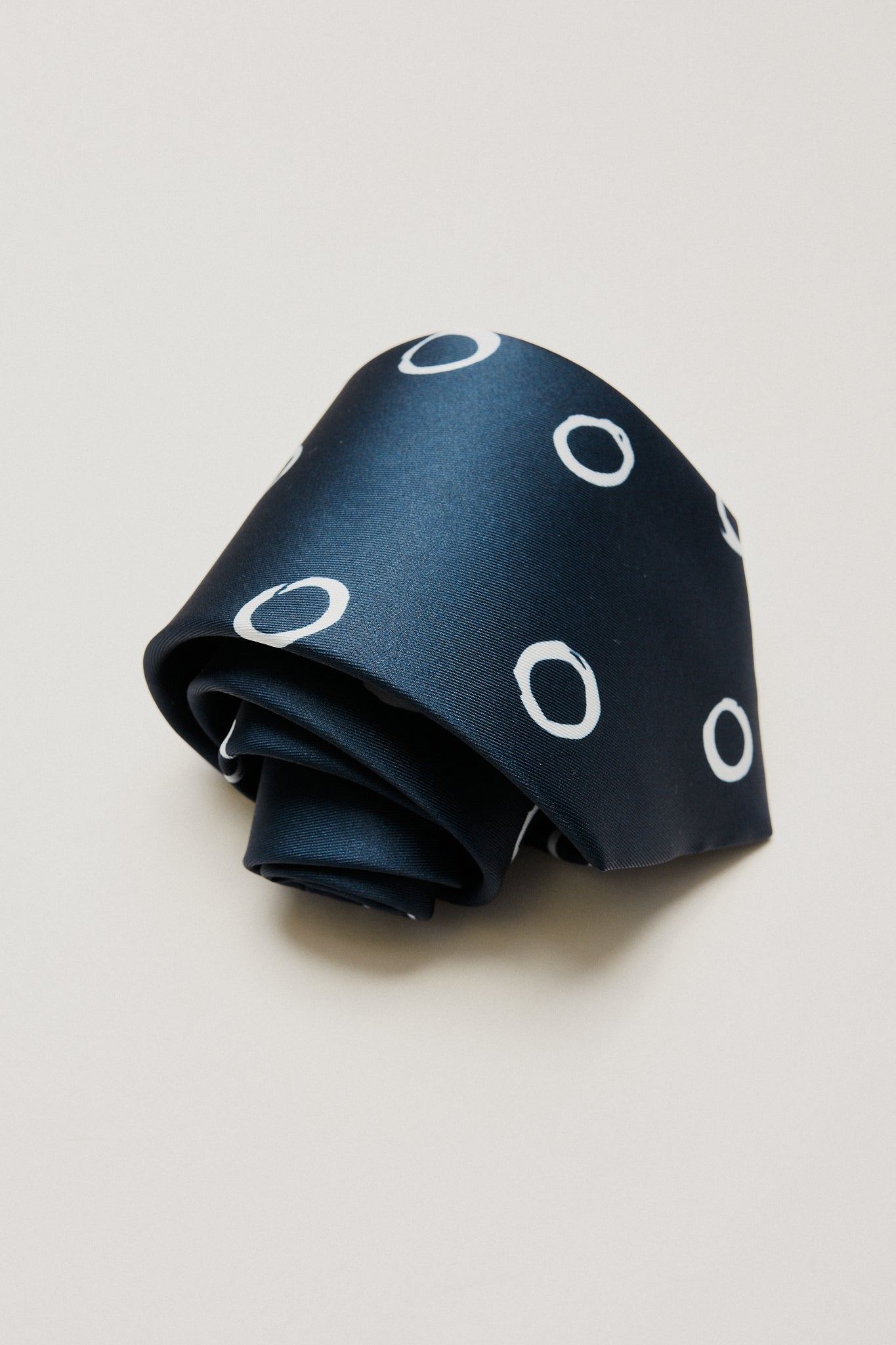 Corbata azul marino círculos