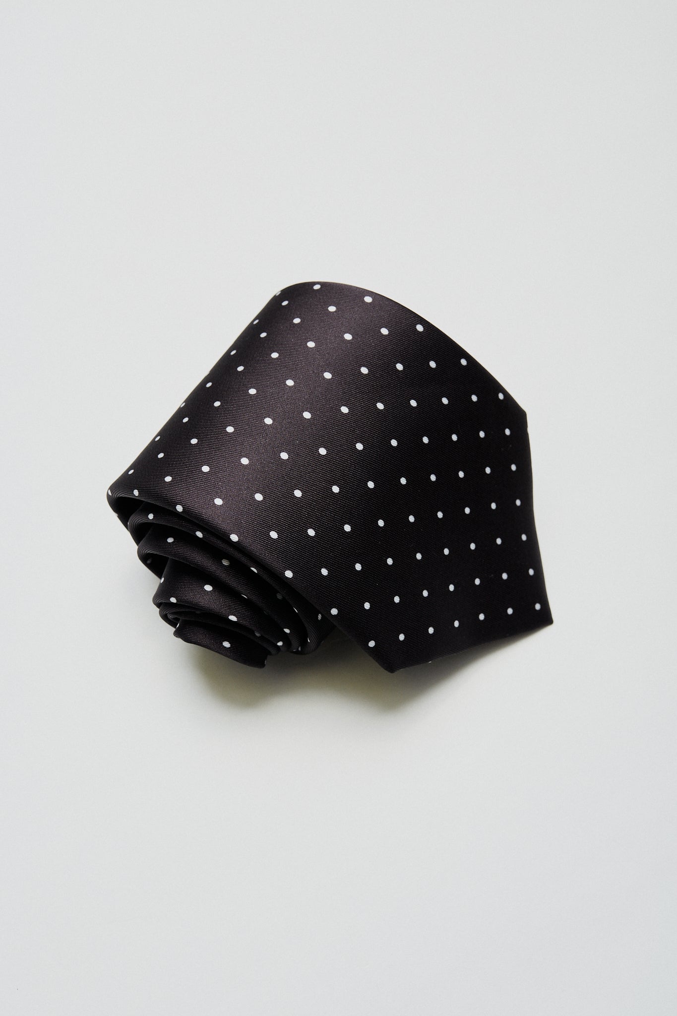 Corbata negra lunares