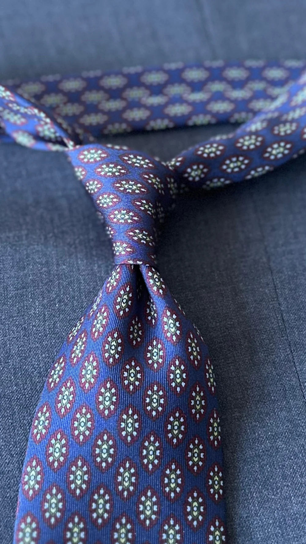 Corbata Emblematic azul marino motivos geométricos