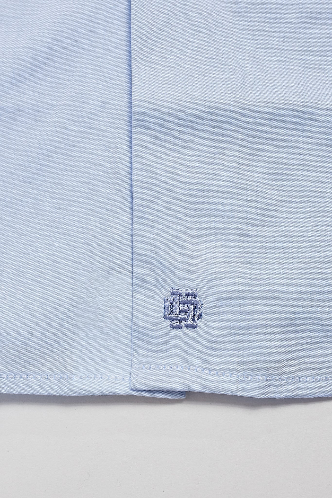 Camisa vestir azul cuello italiano blanco