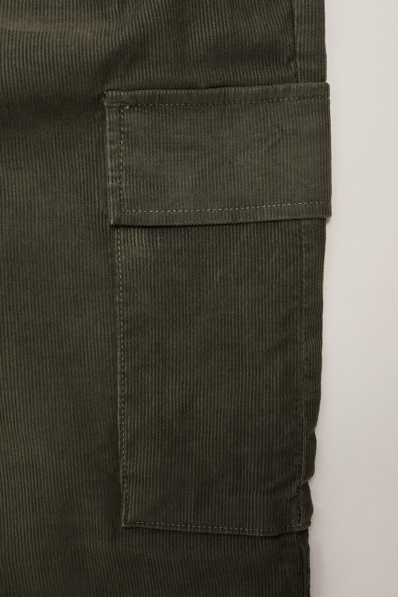 Pantalón cargo pana verde