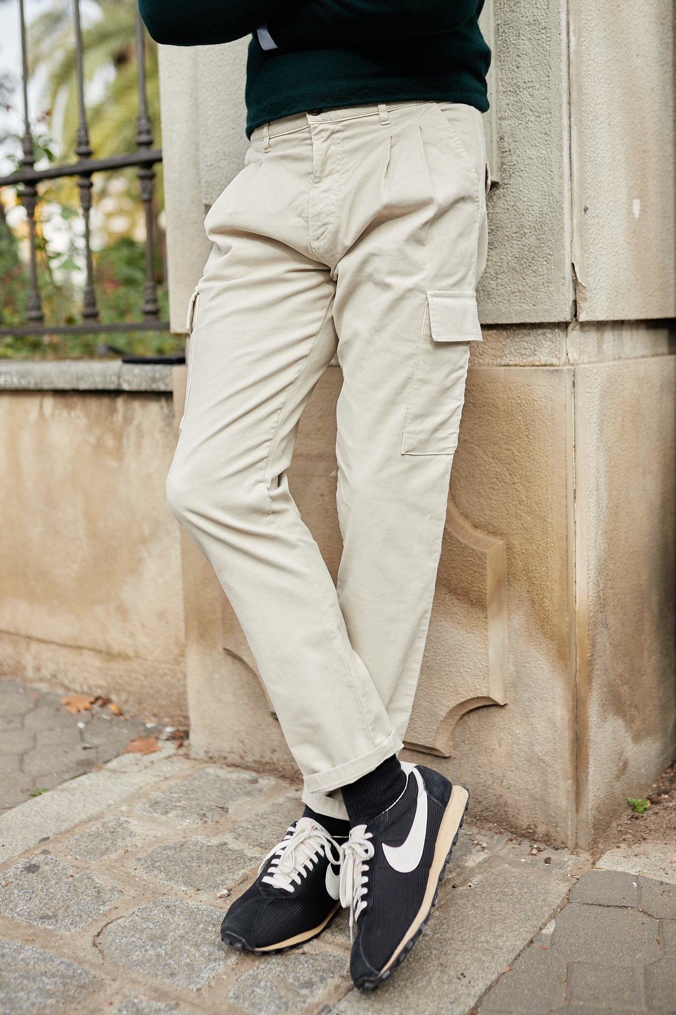 Pantalón cargo pana beige claro