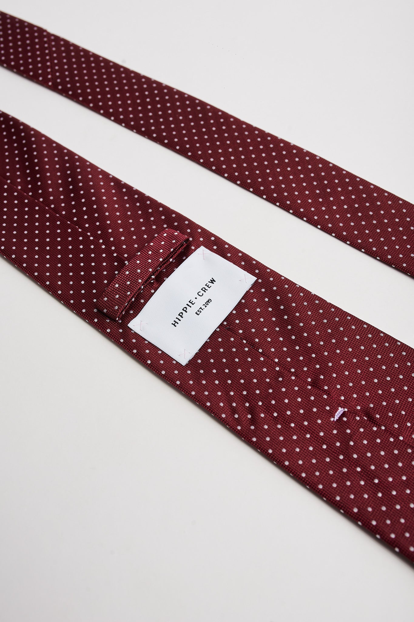 Corbata burdeos lunares