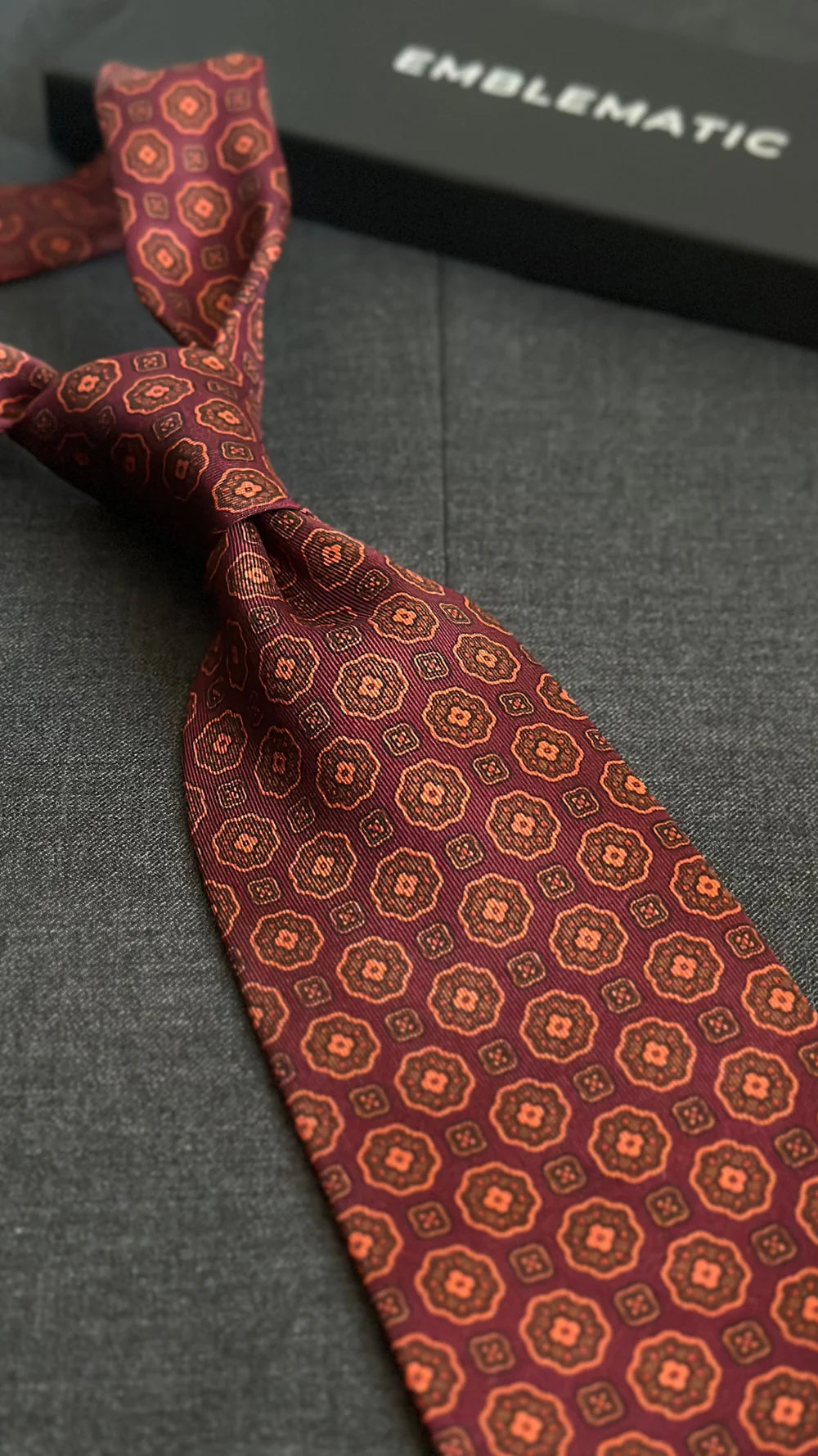 Corbata Emblematic burdeos geométricos rosetas