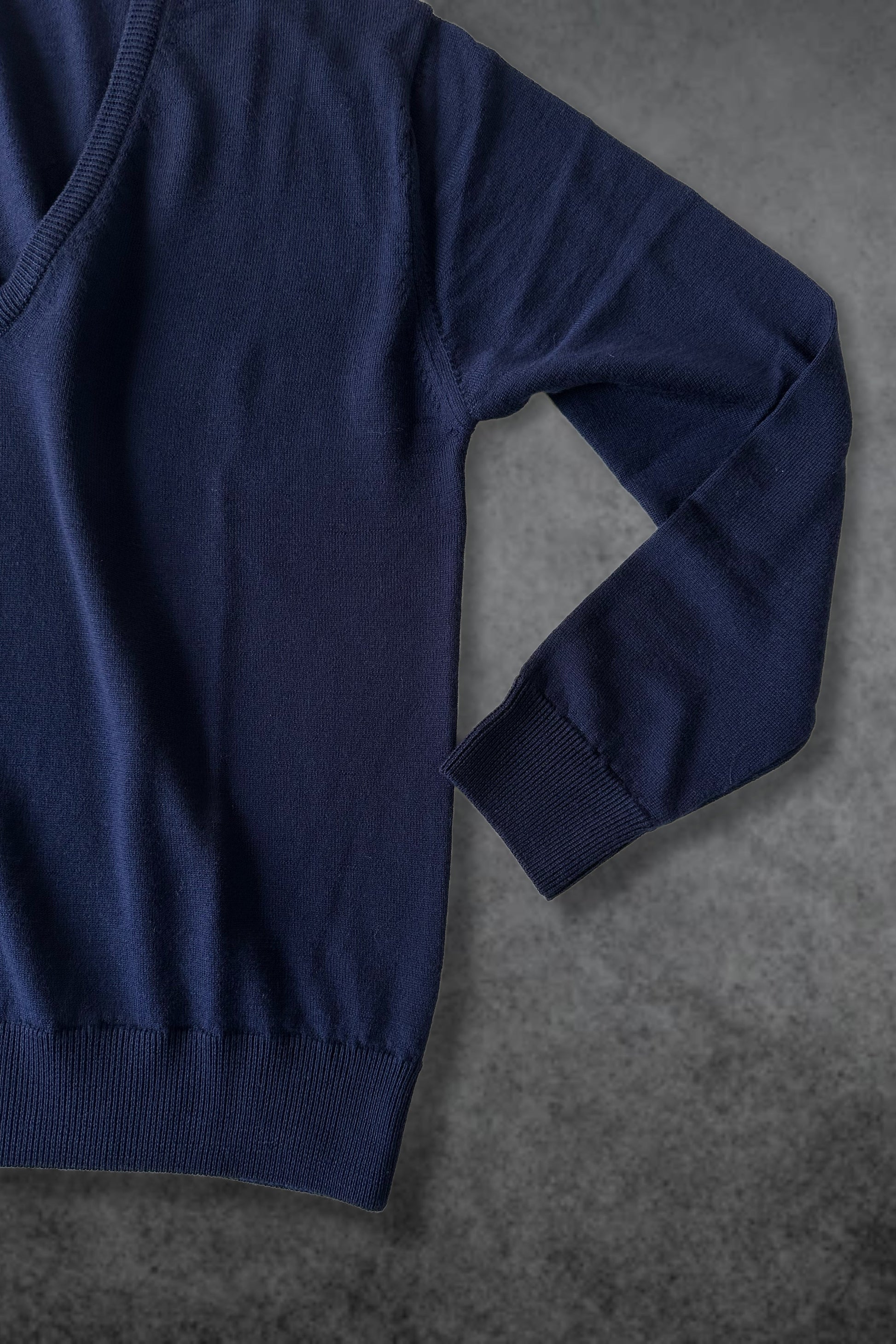 Jersey con escote en v de lana merino azul marino mujer