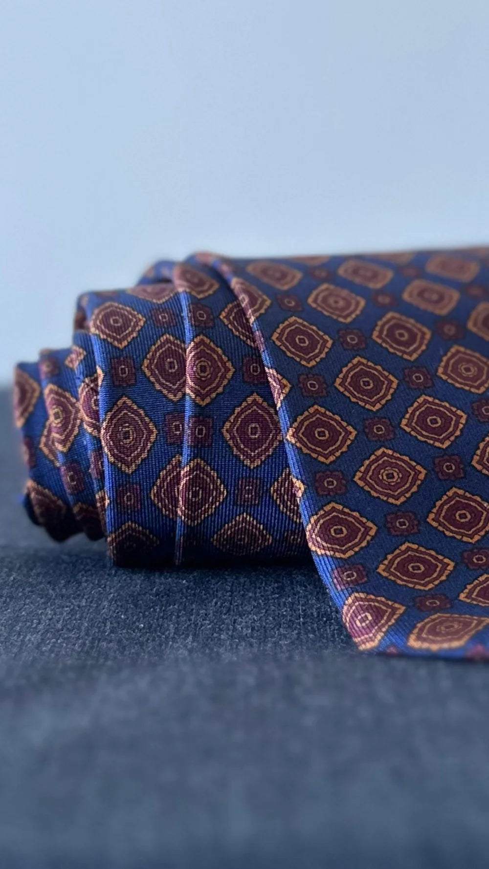 Corbata Emblematic azul motivos geométricos
