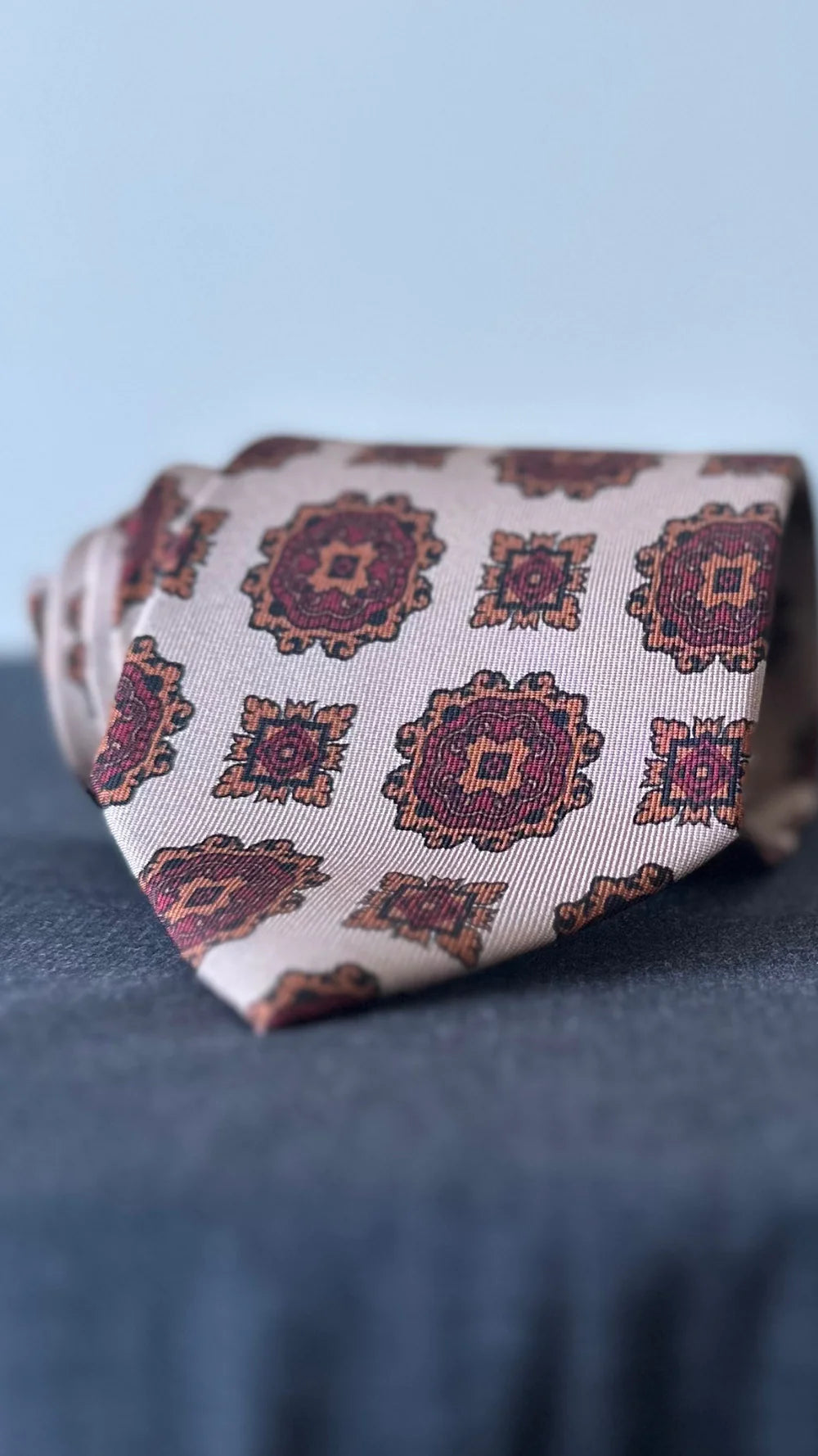 Corbata Emblematic crema motivos geométricos