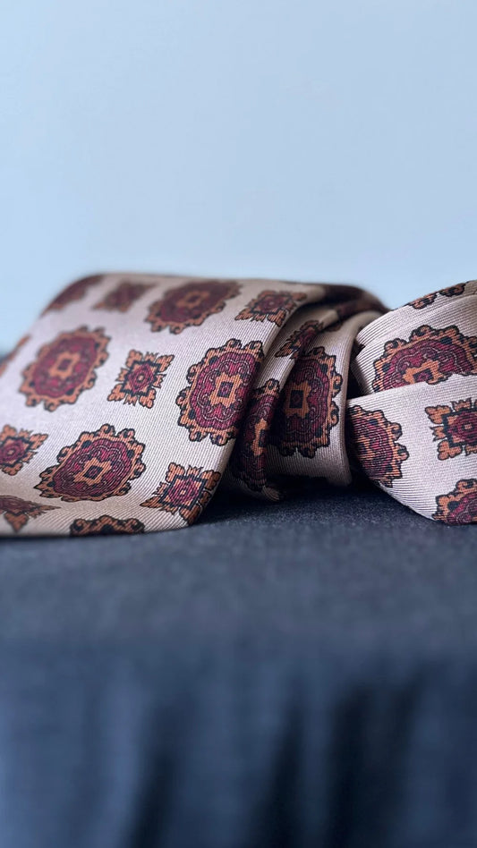 Corbata Emblematic crema motivos geométricos