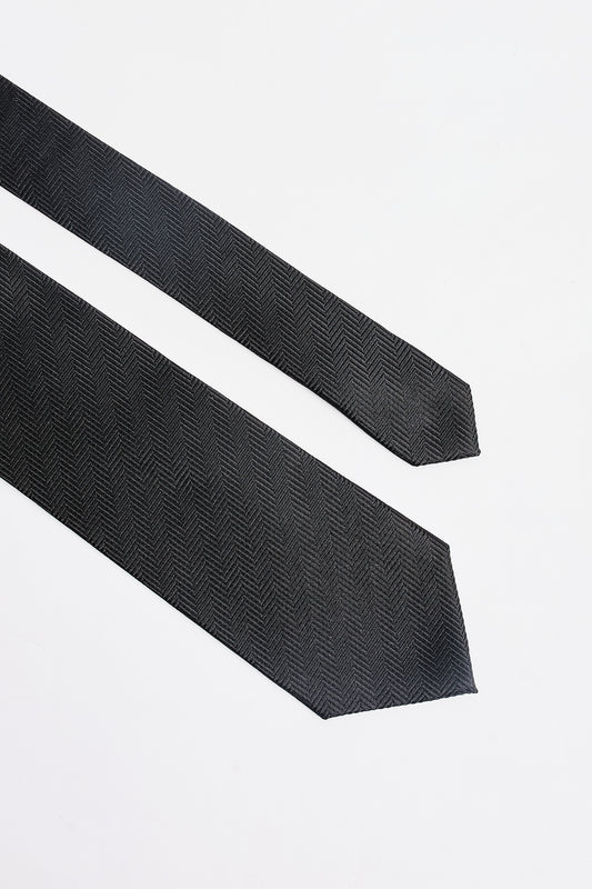 Corbata negra espiga