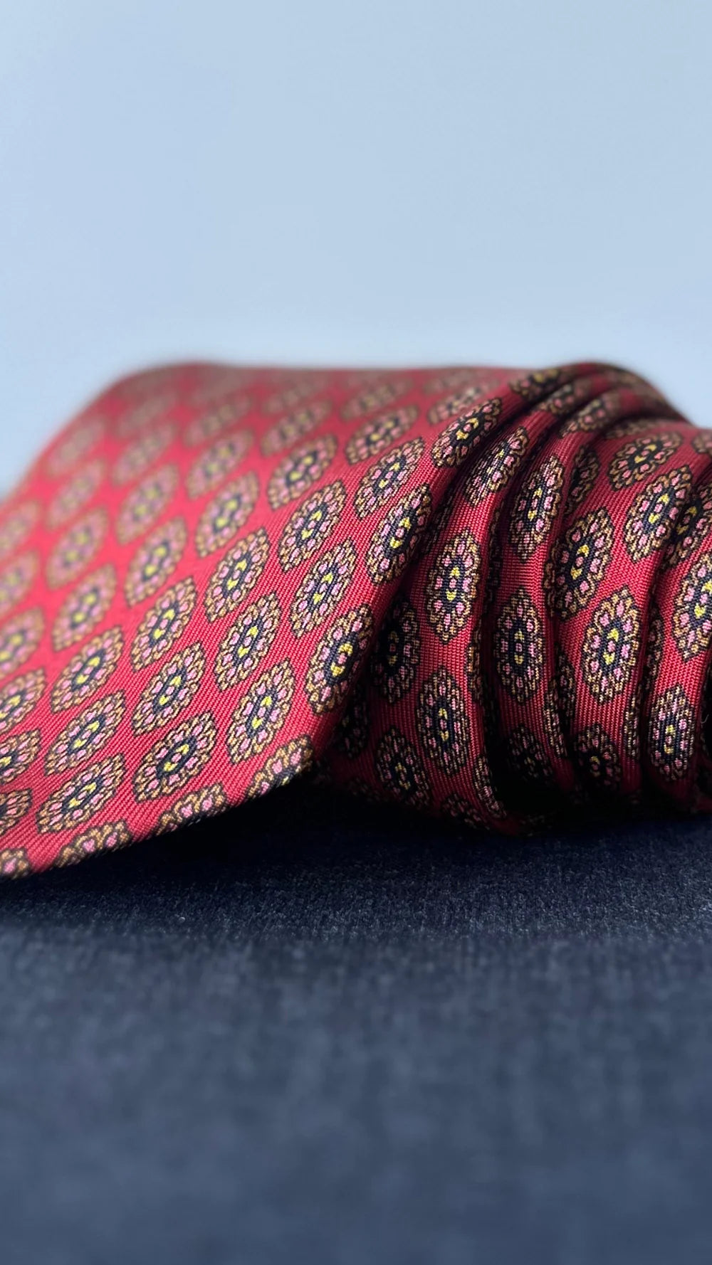 Corbata Emblematic roja suave motivos geométricos