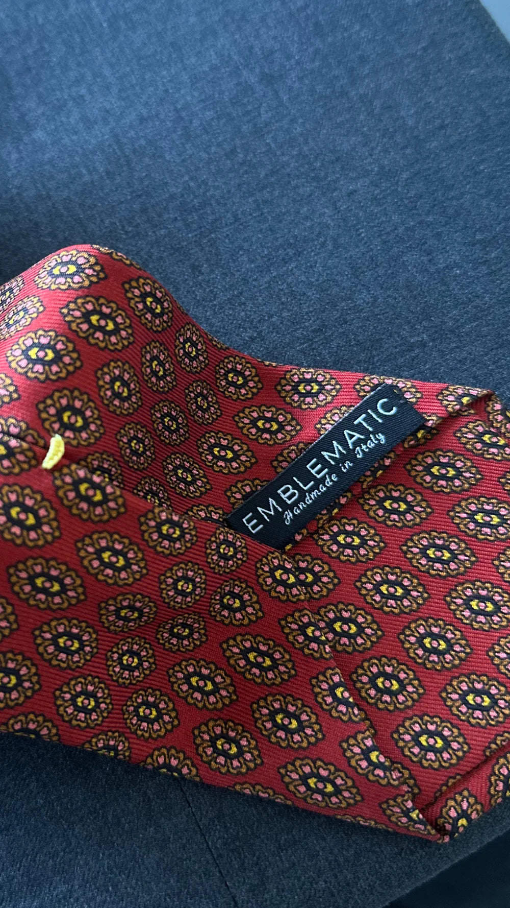 Corbata Emblematic roja suave motivos geométricos
